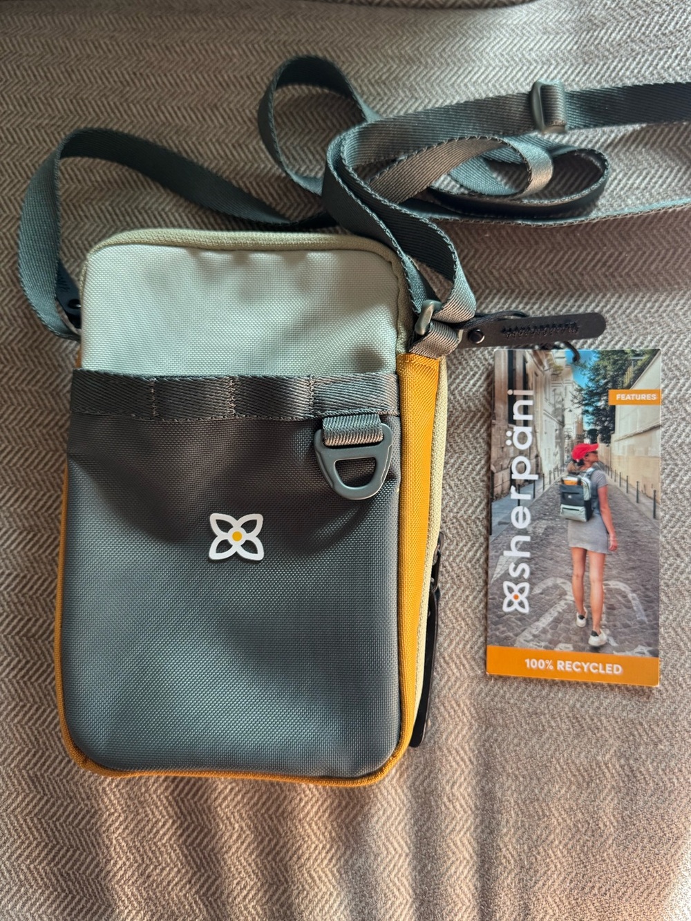 Sherpani Women’s Cruz Crossbody bag, green and mustard, NWT